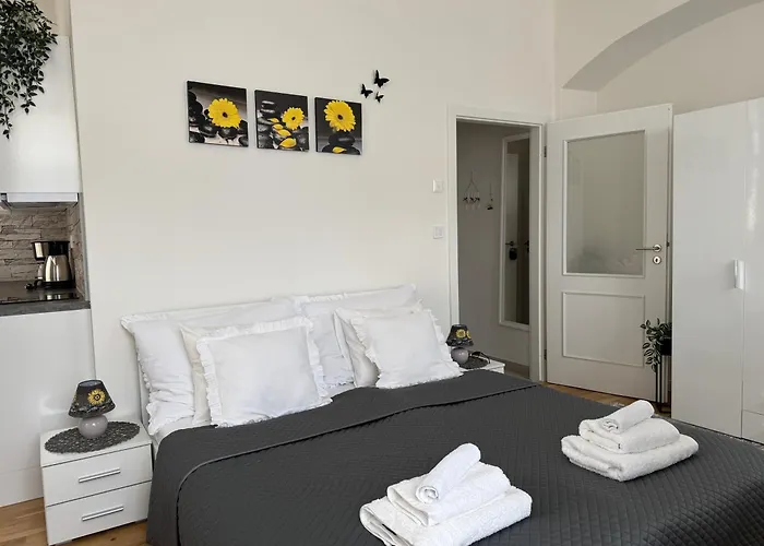 1 Florenc Hlavni Mesto Romantic Apartament *